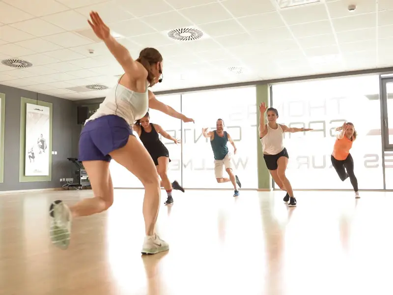 Trainerin leitet Les Mills Bodyattack-Kurs im TSC Dresden