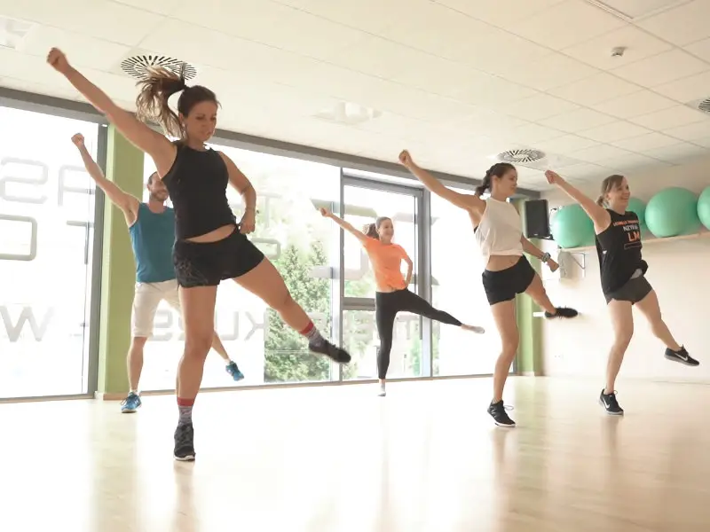 Teilnehmerinnen springen beim Les Mills Bodyattack-Kurs im TSC Dresden