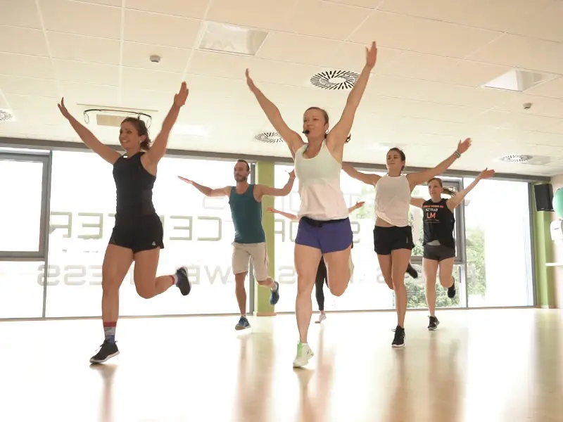Teilnehmende beim Les Mills Bodyattack-Kurs im TSC Dresden