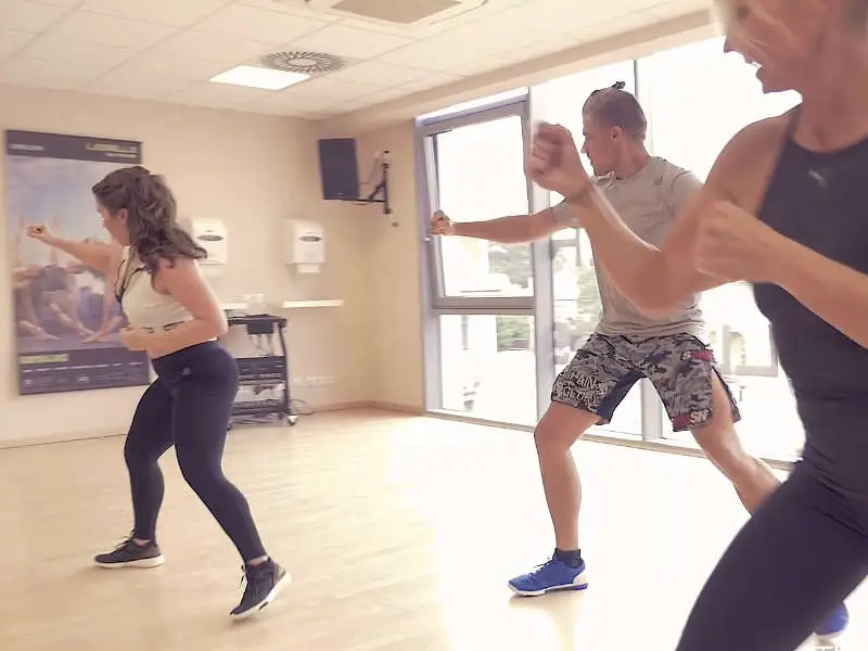 Gruppe trainiert im Les Mills Bodycombat-Kurs im TSC Dresden