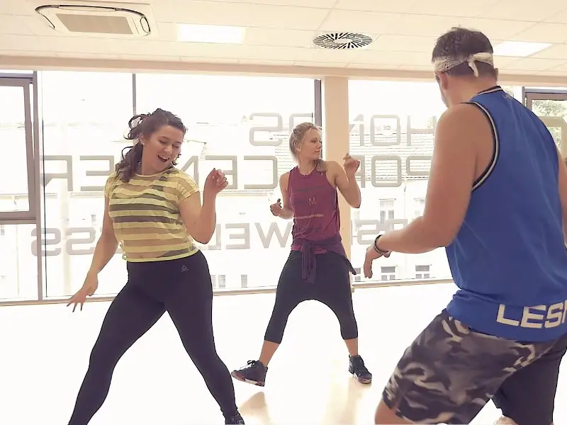 Teilnehmende tanzen mitreißende Choreografien beim Les Mills Bodyjam Kurs im TSC Dresden
