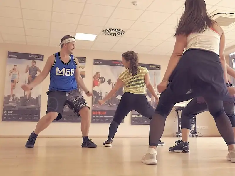 Trainer leitet Bodyjam Fitnesskurs im TSC Dresden