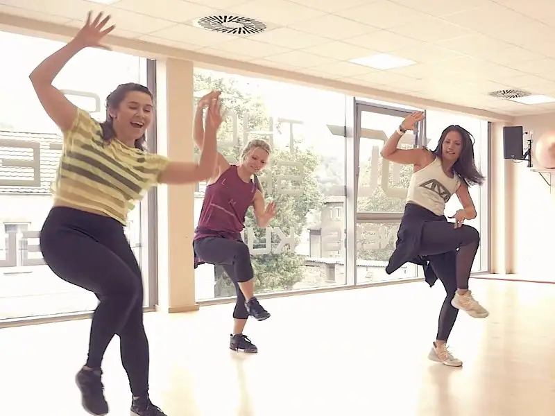 Gruppe tanzt zu Top-Club-Sounds beim Les Mills Bodyjam Kurs im TSC Dresden
