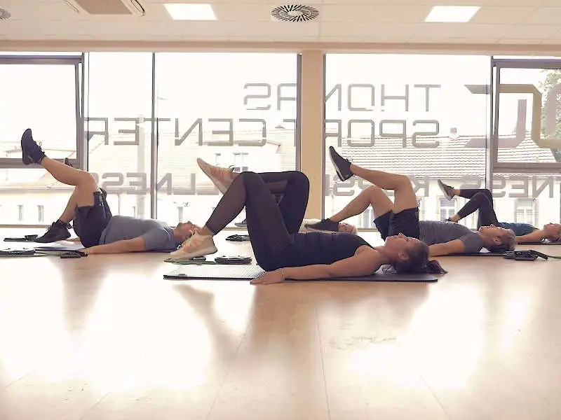 Gruppe beim Rumpftraining im Les Mills Core Kurs im TSC Dresden