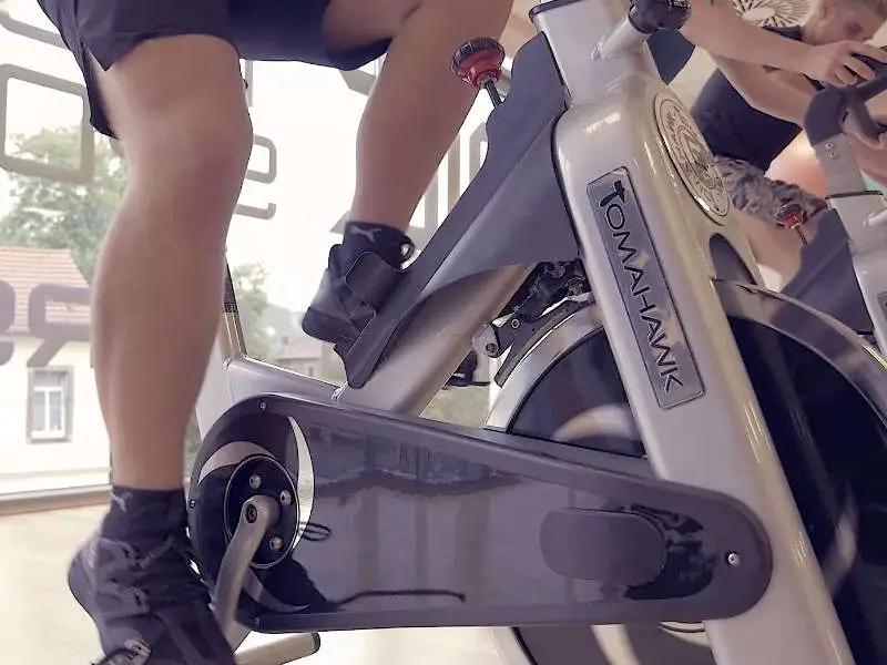 Teilnehmer fährt auf dem Bike beim Cycling-Kurs im TSC Dresden