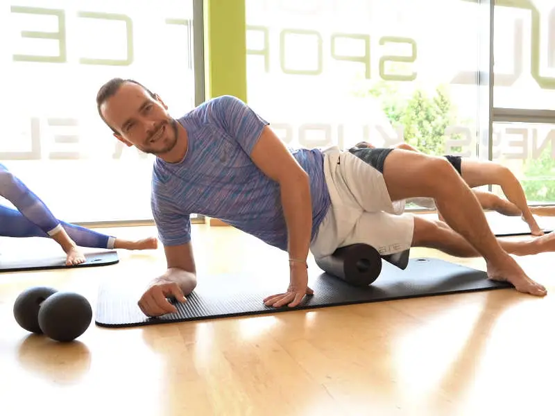Teilnehmer löst Verspannungen mit der Faszienrolle beim Faszientraining-Kurs im TSC Dresden