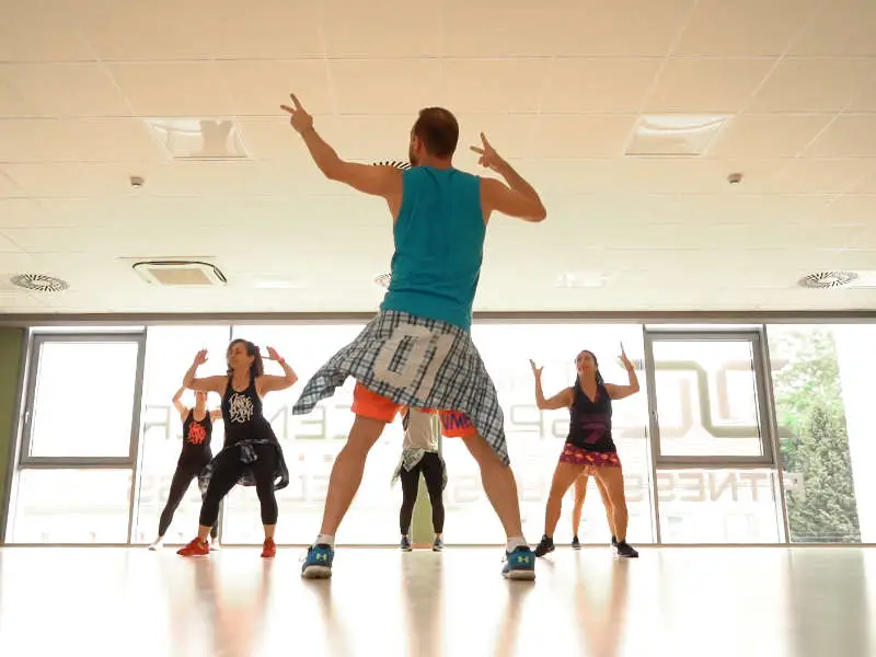 Coach motiviert die Tanzgruppe beim Zumba-Kurs im TSC Dresden