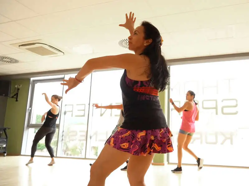 Teilnehmerin folgt der Choreografie beim Zumba-Kurs im TSC Dresden