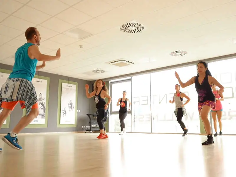 Teilnehmende tanzen gemeinsam beim Zumba-Kurs im TSC Dresden