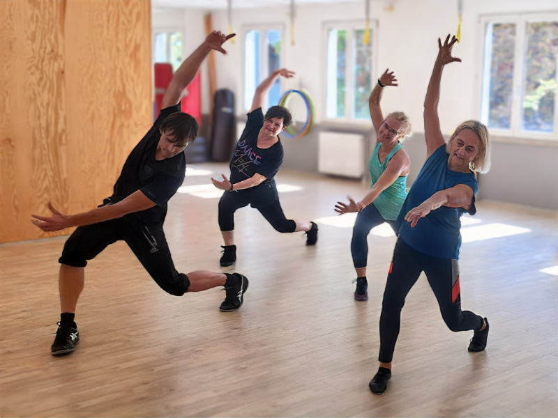 Teilnehmende tanzen eine Choreografie beim Dance Aerobic-Kurs im TSC Dresden
