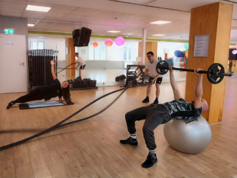 Teilnehmende absolvieren Übungen beim HIIT Training - Workout-Kurs im TSC Dresden