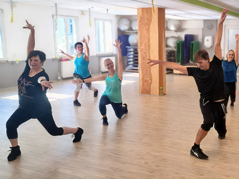 Gruppe tanzt zu Top-Musik beim Dance Aerobic-Kurs im TSC Dresden