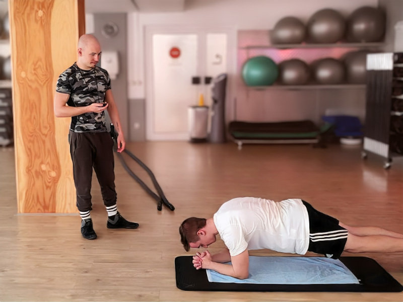 Trainer begleitet Übung beim HIIT Training im TSC Dresden