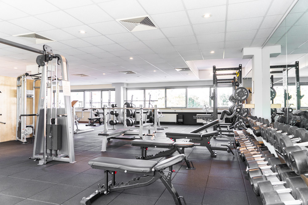 Hantelbänke auf der Trainingsfläche im Thomas Sport Center Klotzsche – Fitness Dresden