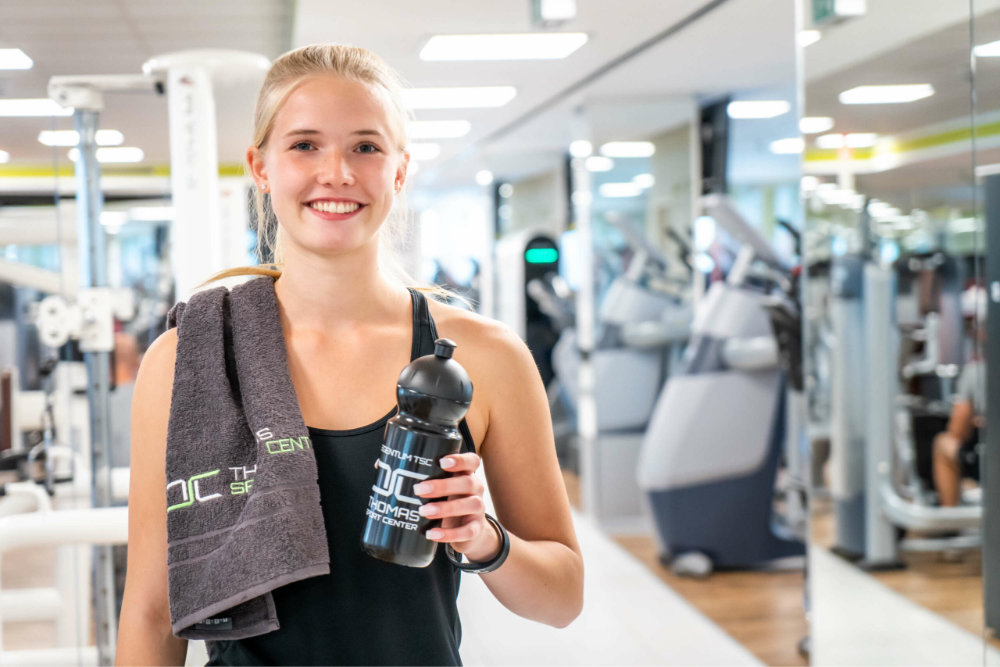 Frau lächelt freundlich im Fitnessstudio des Thomas Sport Centers Dresden