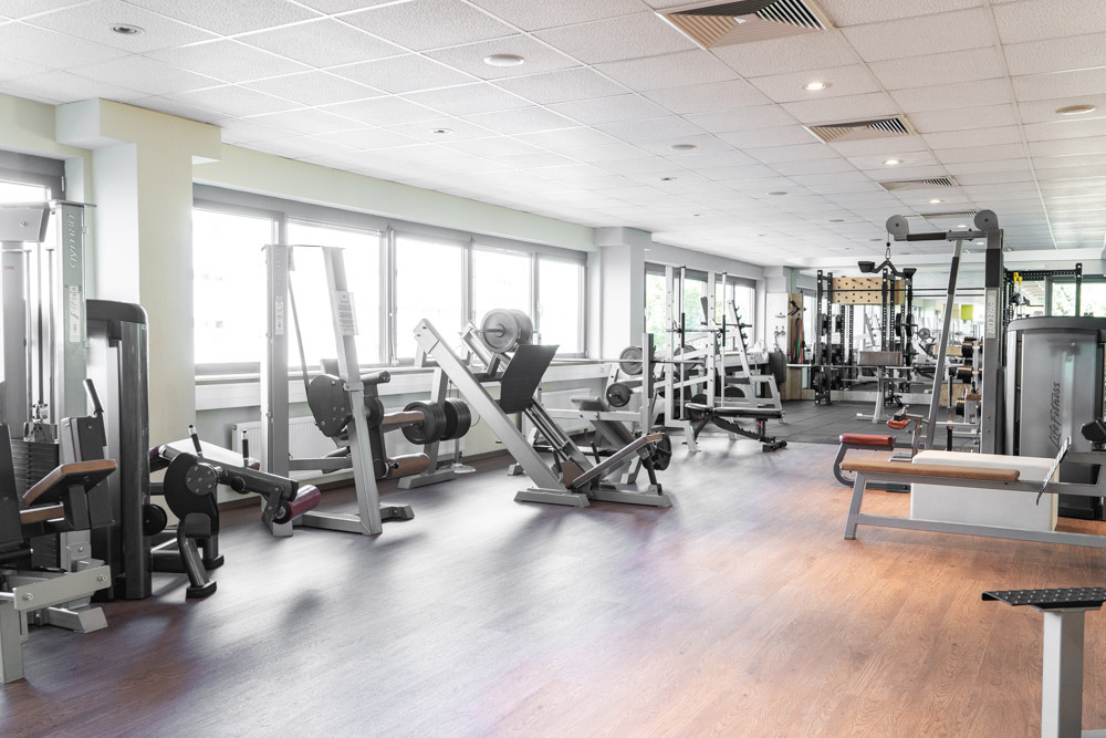 Trainingsfläche im TSC Klotzsche mit Blick auf die Beinpresse – Fitness Dresden