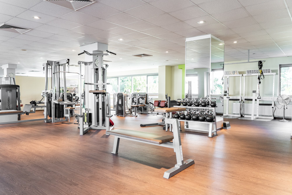 Trainingsfläche im TSC Klotzsche mit Hantelbank im Vordergrund – Fitness Dresden