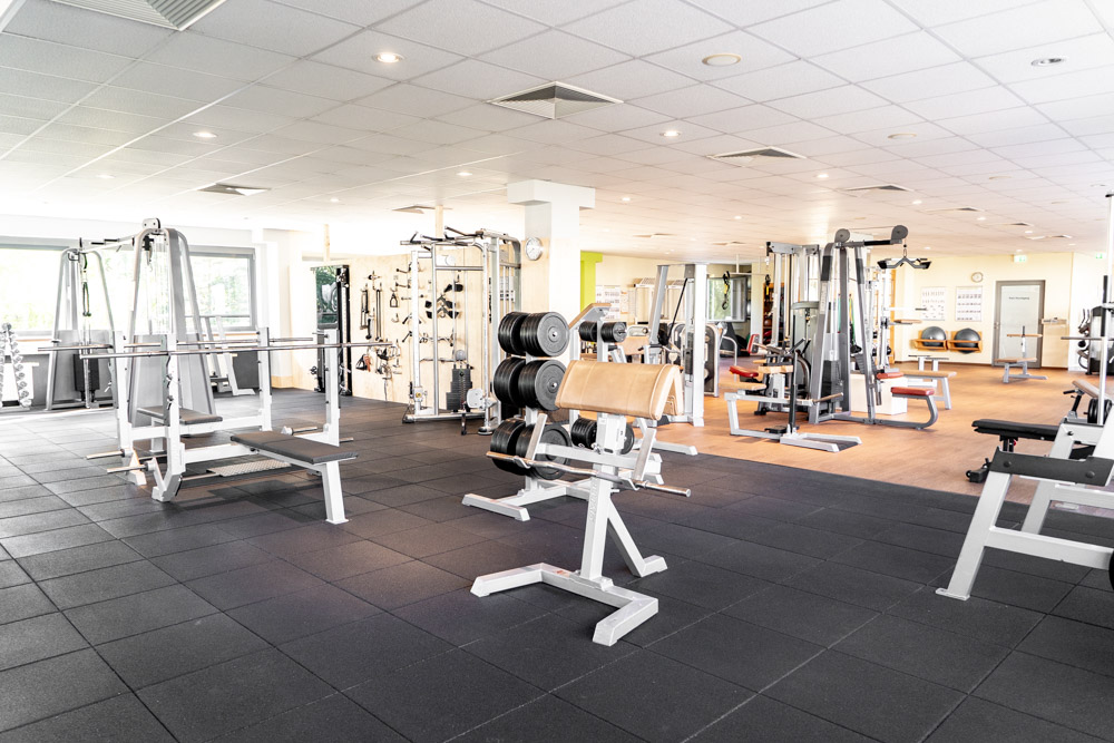 Weiter Blick durch die Trainingsfläche im Thomas Sport Center Klotzsche – Fitness Dresden