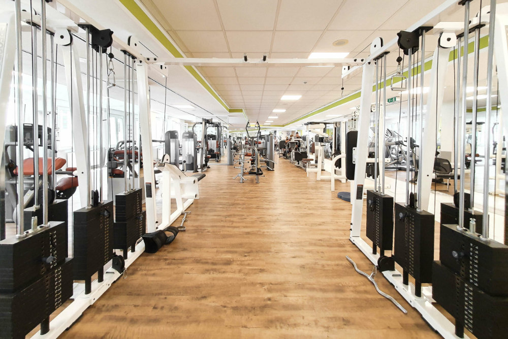 Trainingsfläche mit Kabelzugtürmen im Thomas Sport Center Johannstadt in Dresden