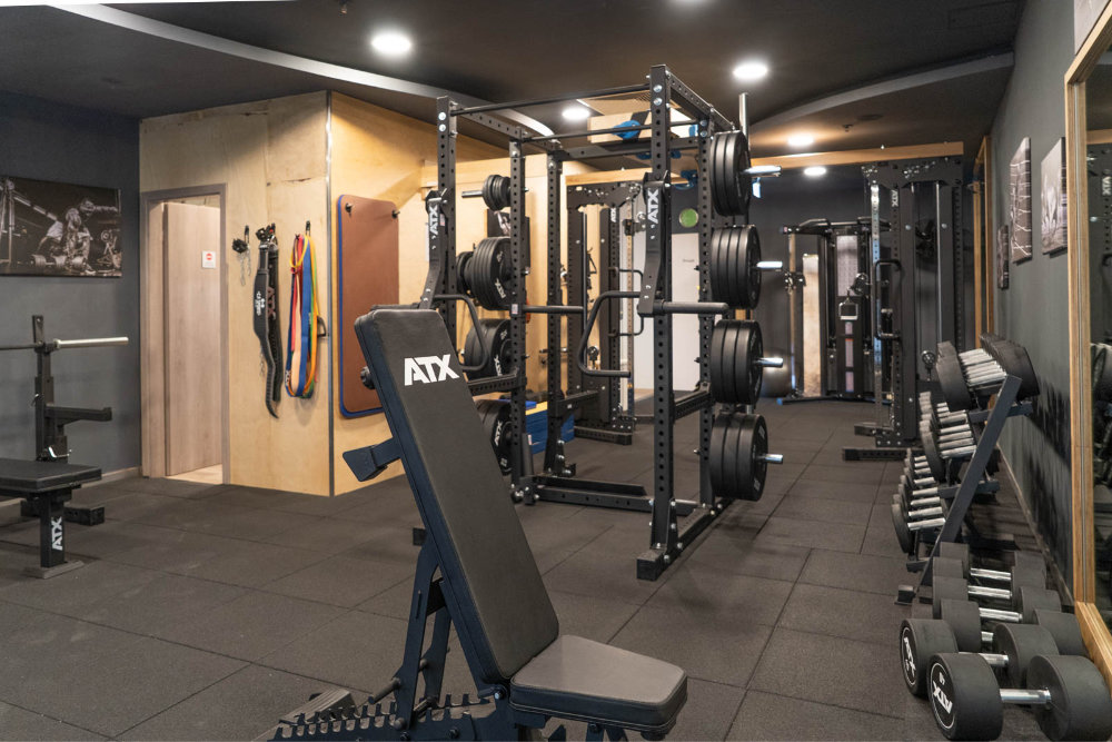 Krafttrainingsbereich im unteren Trainingsraum des Thomas Sport Center Dresden