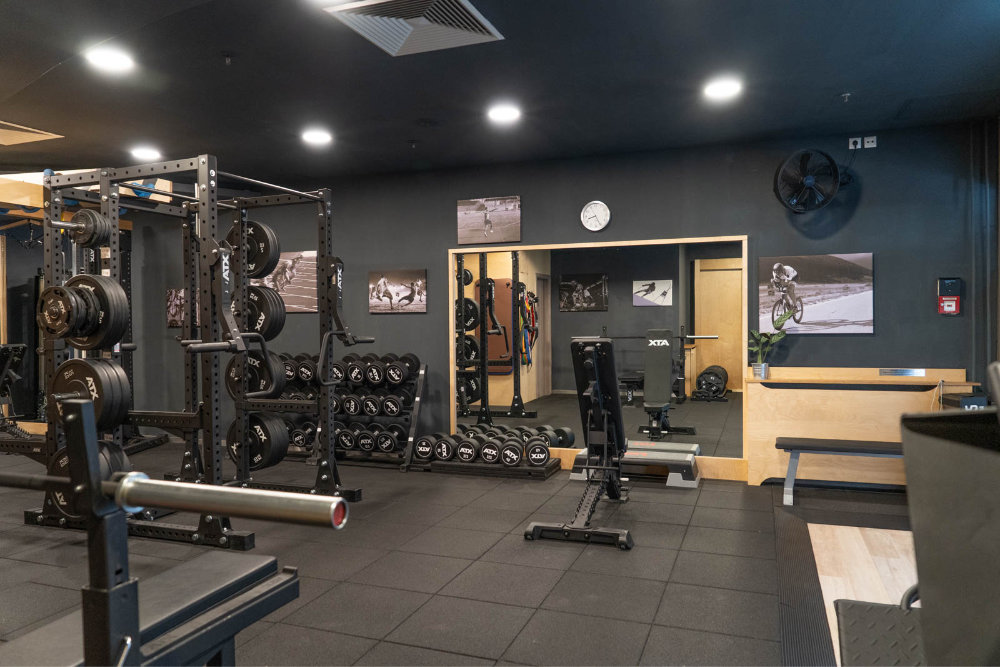Unterer Trainingsraum mit Hantelbank, Kurzhanteln und Langhanteln im Thomas Sport Center Dresden Klotzsche