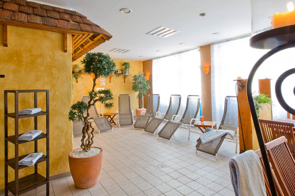 Entspannungsbereich im TSC Löbtau mit gemütlichen Liegen neben der Sauna – Fitnessstudio in Dresden
