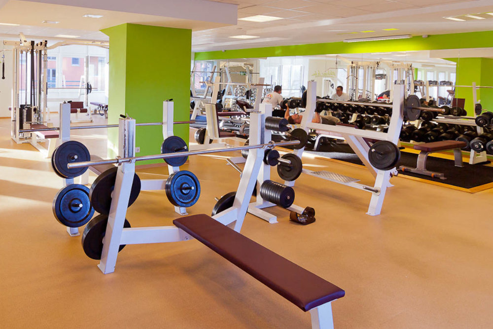 Krafttrainingsbereich mit modernen Geräten im TSC Löbtau – Fitnessstudio Dresden