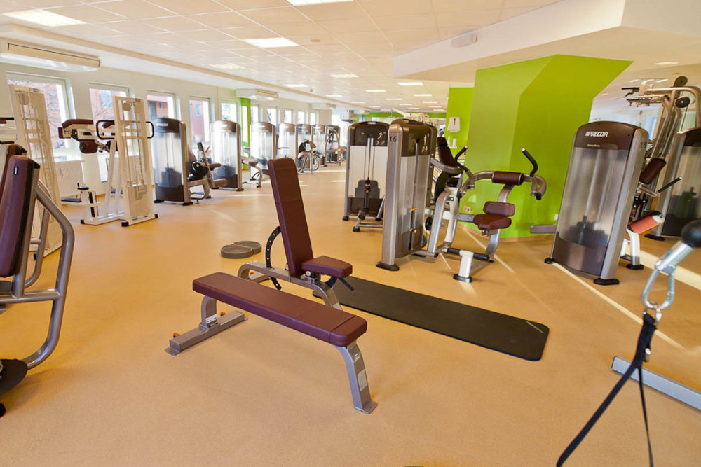 Trainingsfläche mit vielfältigen Fitnessgeräten im TSC Löbtau in Dresden