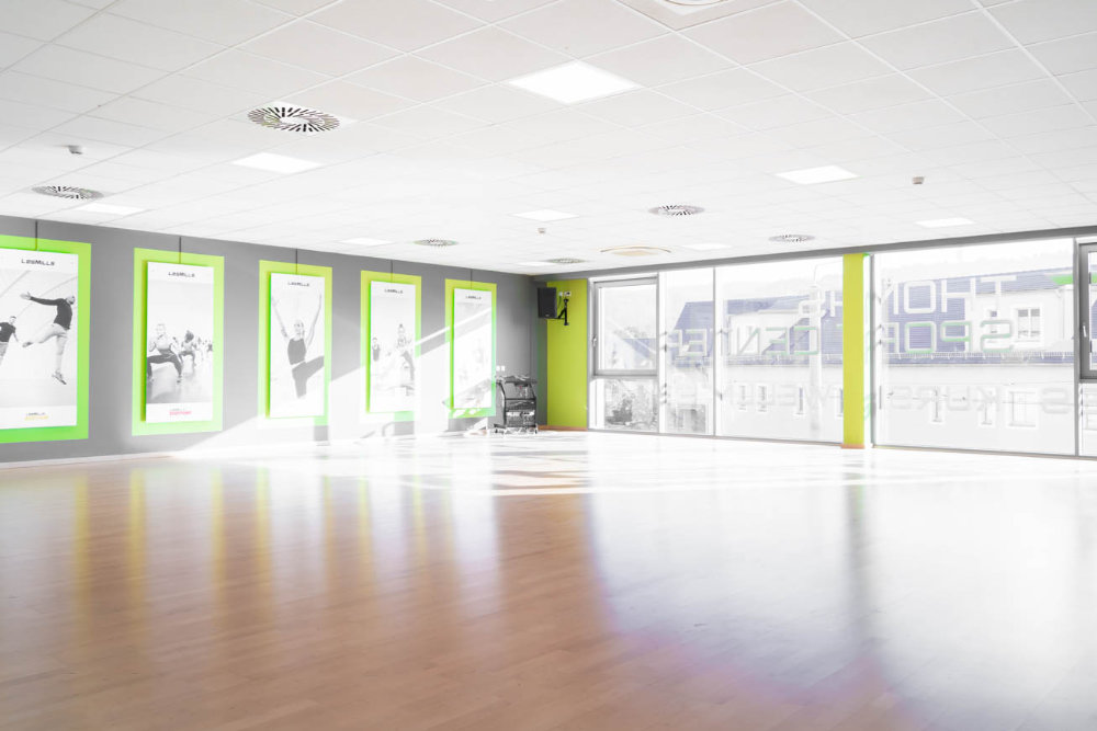 Heller Kursraum im TSC Tolkewitz mit Sportmatten und weiteren Equipment für Gruppentraining