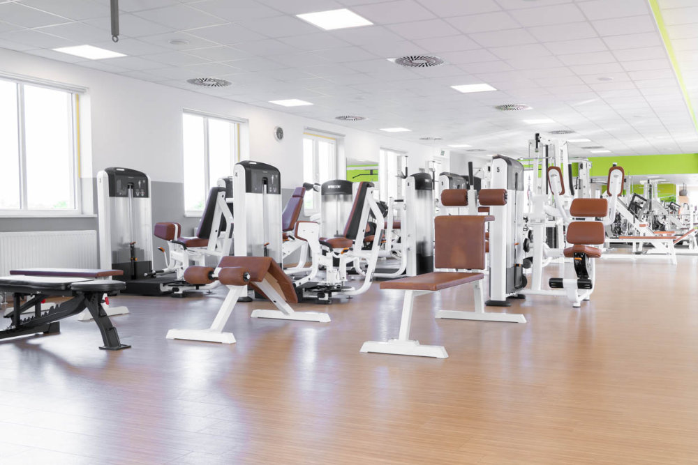 Obere Trainingsfläche mit modernen Geräten im TSC Tolkewitz in Dresden