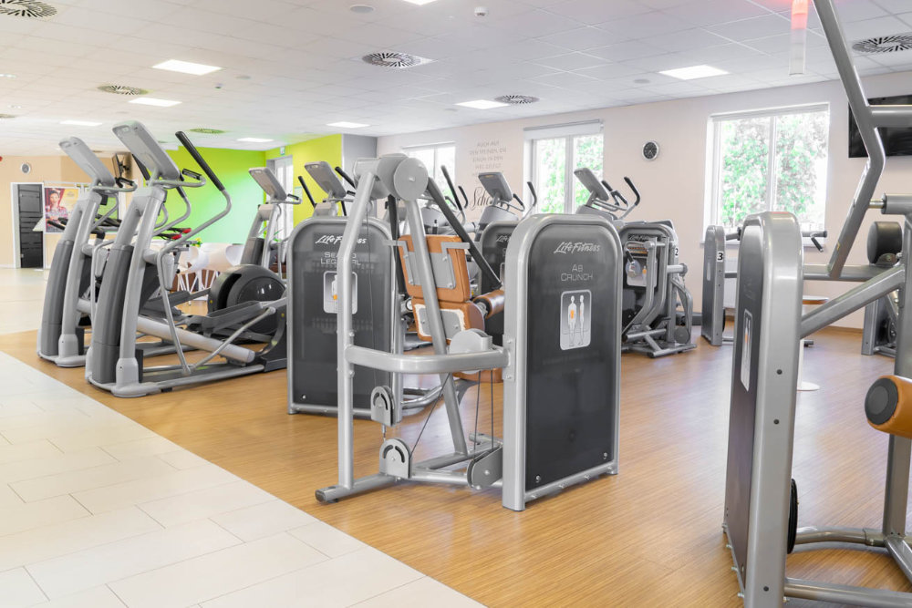Untere Trainingsfläche im Thomas Sport Center Tolkewitz mit vielseitigen Fitnessgeräten
