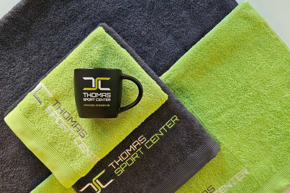 Handtücher und Tasse vom Fitnessstudio Thomas Sport Centers Dresden