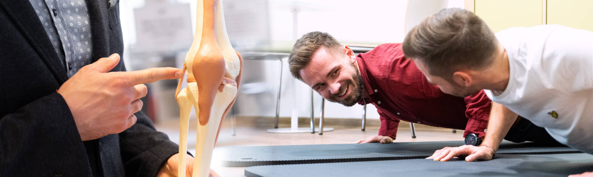 Betriebliches Gesundheitsmanagement und Firmenfitness im Thomas Sport Center Dresden – Kniegelenk-Modell und Training auf der Fitnessmatte