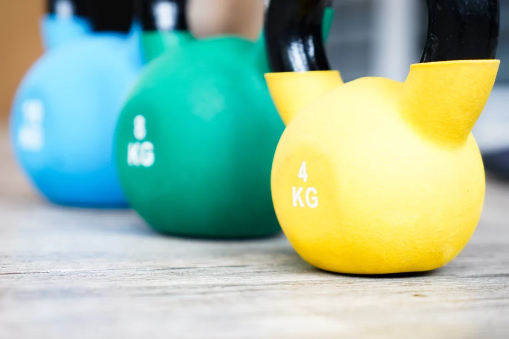 Kettlebellhanteln unterschiedlicher Gewichte - Krafttraining zum Abnehmen